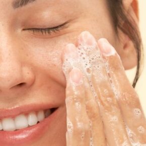 Clinomic Plus Facewash